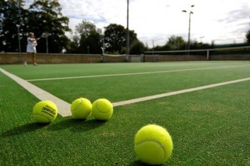 2. Sân Tennis cỏ nhân tạo: