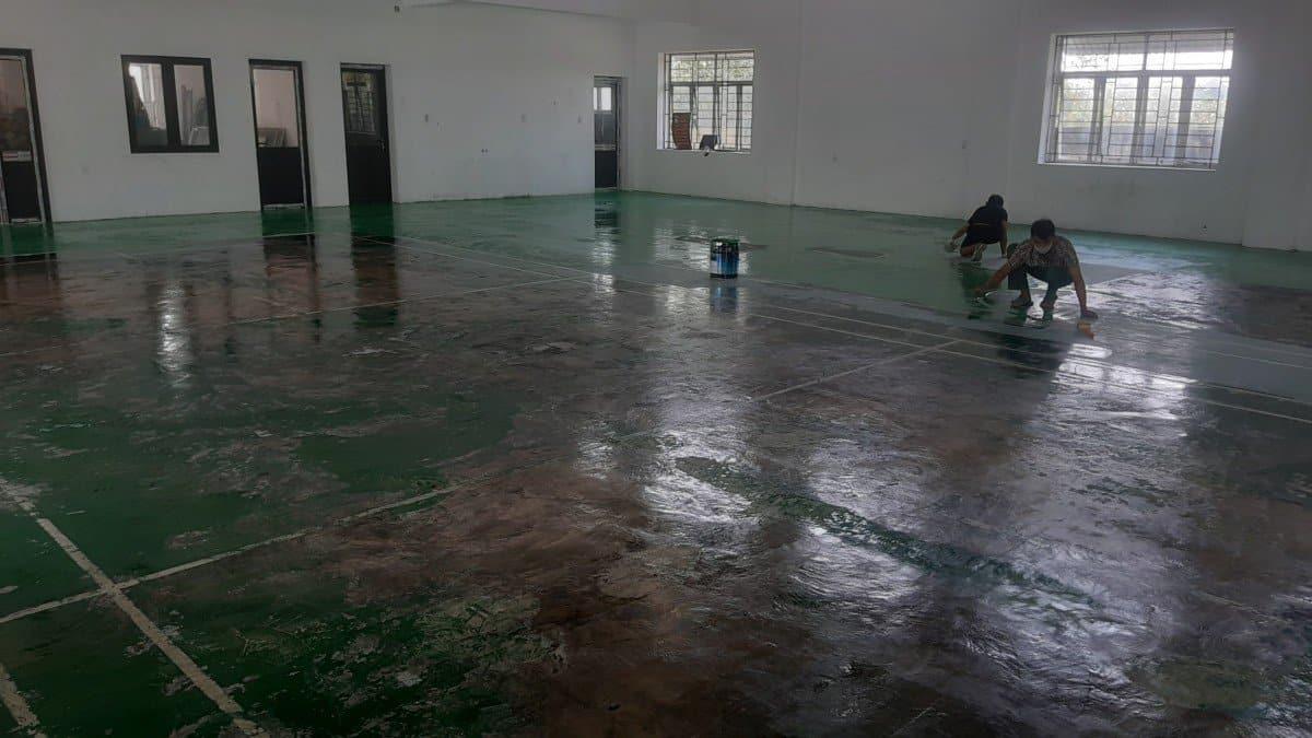 Thi công sơn lớp lót sân tennis
