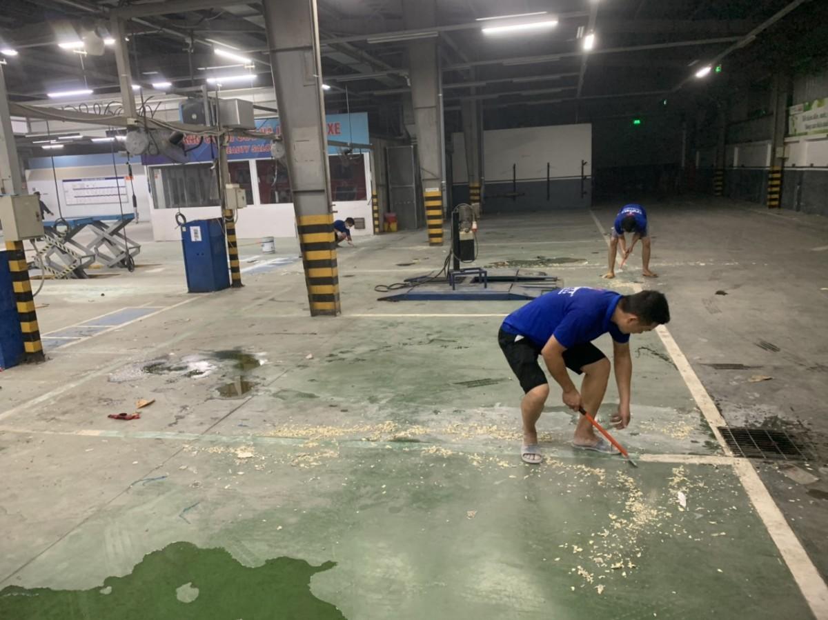 Cạo sơn cũ để tiến hành làm sạch bề mặt sàn