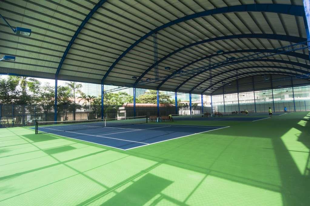 sân tennis mái che