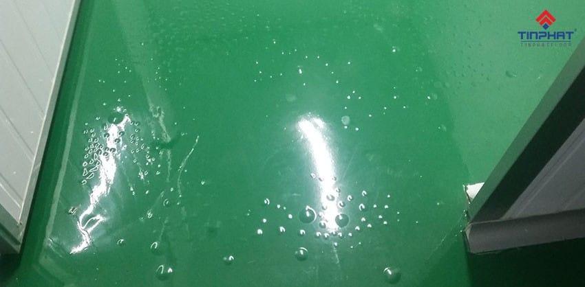 Nguyên nhân và cách hạn chế sàn sơn epoxy bị phồng rộp
