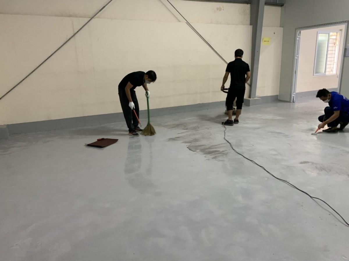 Xử lý bề mặt sàn trước khi thi công