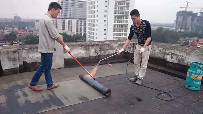 thi công chống thấm sân thượng bằng giấy dầu