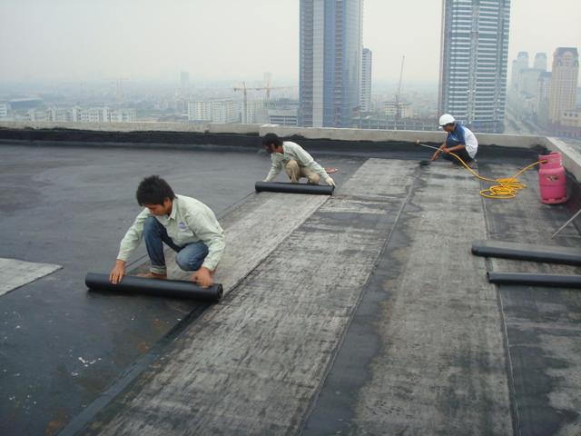 thi công chống thấm sân thượng bằng giấy dầu
