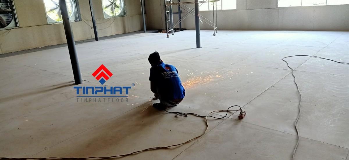 Làm sạch bề mặt sàn trước khi thi công