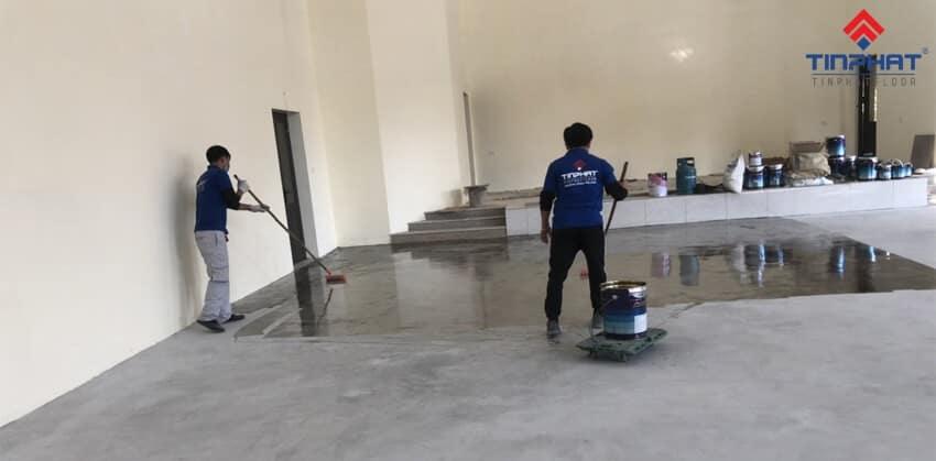 Thi công sơn lót tăng độ cứng và kết dính cho sàn