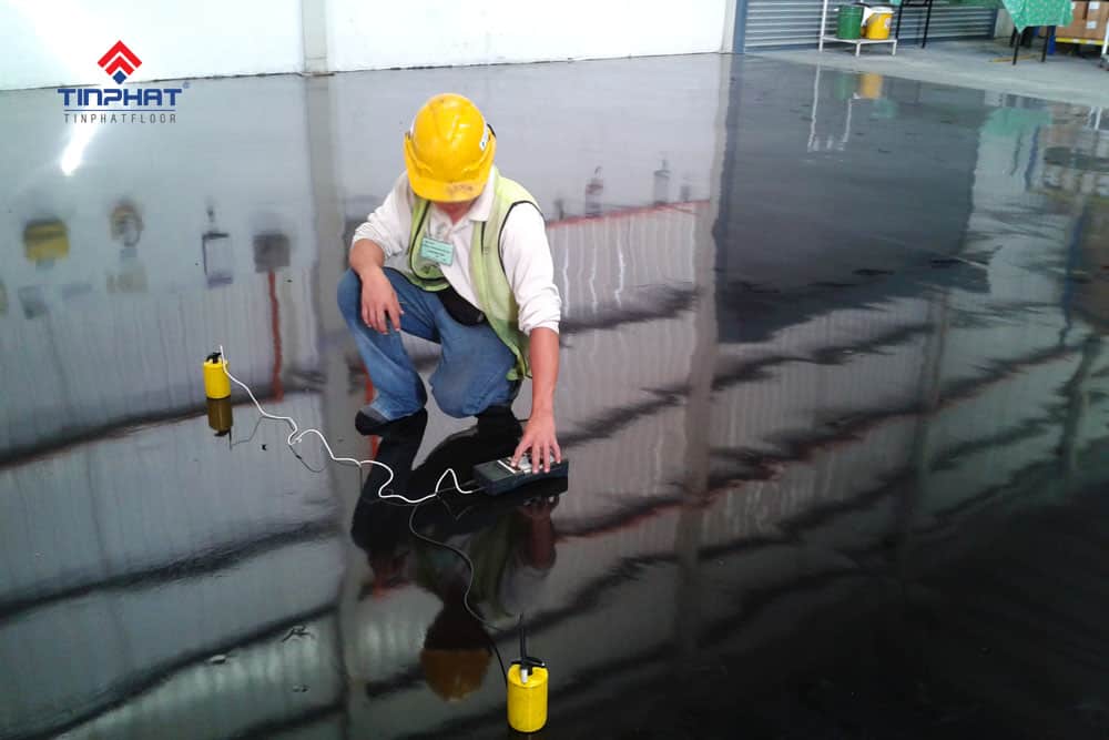 Sơn Epoxy Tín Phát Tìm hiểu các loại sơn nền xi măng thông dụng nhất cho nhà xưởng Sơn Epoxy Tín Phát Sơn-sàn-epoxy-chống-tĩnh-điện