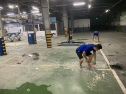 Phá bề mặt cũ trước khi sửa sàn