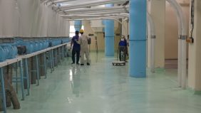 Kiểm tra và xử lý bề mặt sàn trước khi thi công sơn Epoxy
