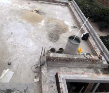 Công trình cũ lâu năm khiến sân thượng bị thấm dột