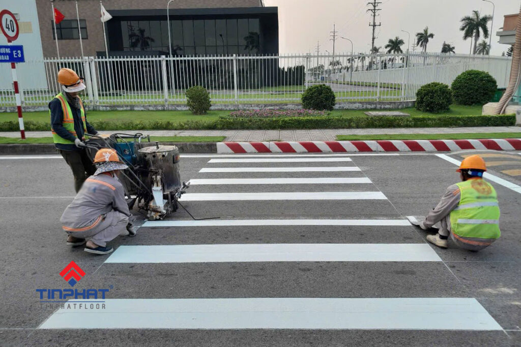 Thi công sơn kẻ vạch đường