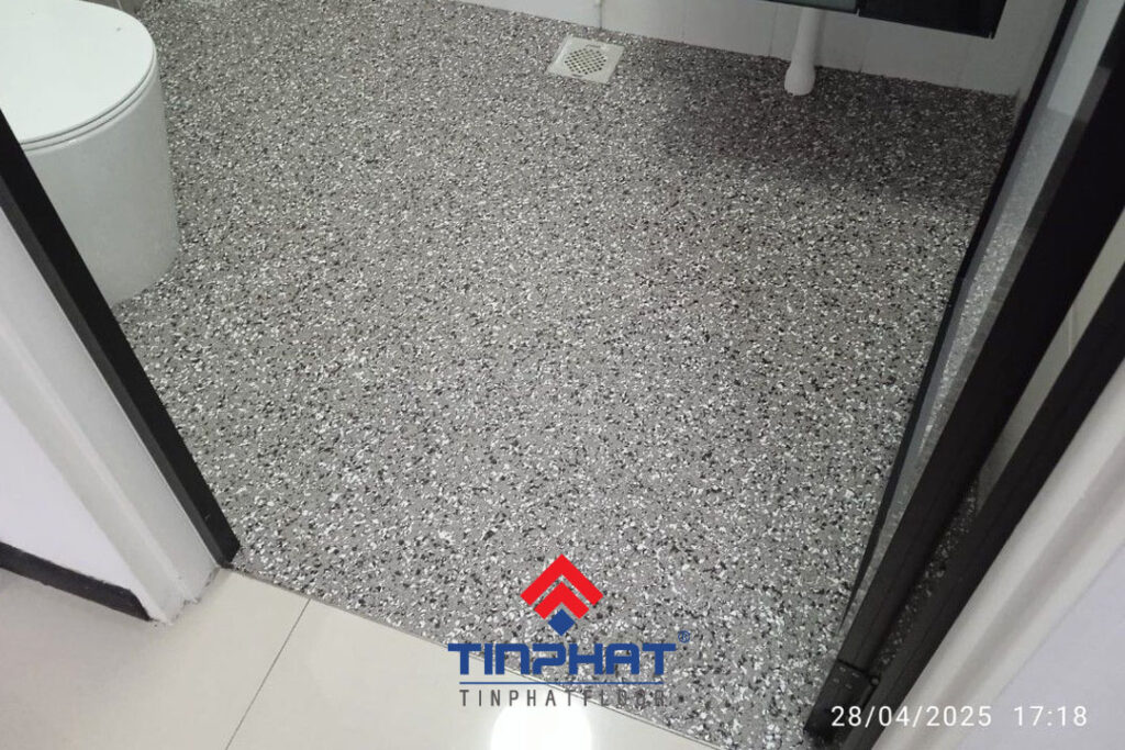 Thi công sơn epoxy cát màu cho sàn nhà vệ sinh