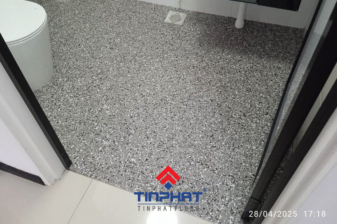 Thi công sơn epoxy cát màu cho sàn nhà vệ sinh